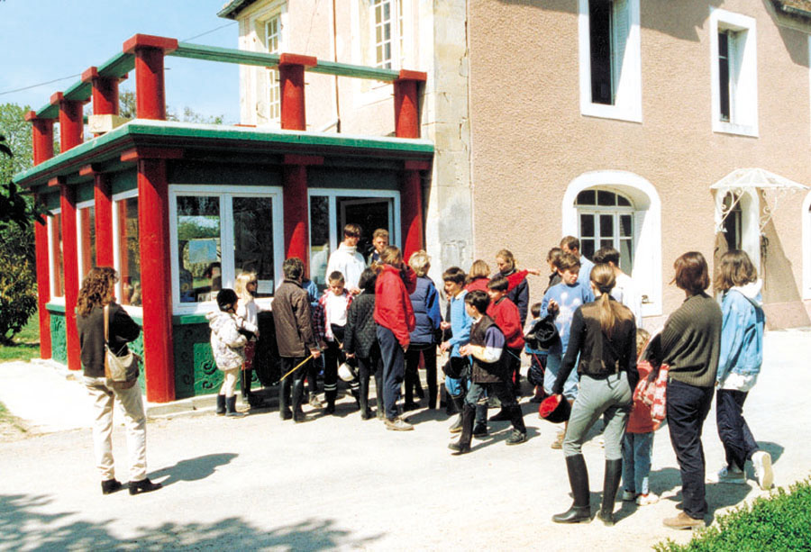 Accueille des stagiaires devant le bureaux .